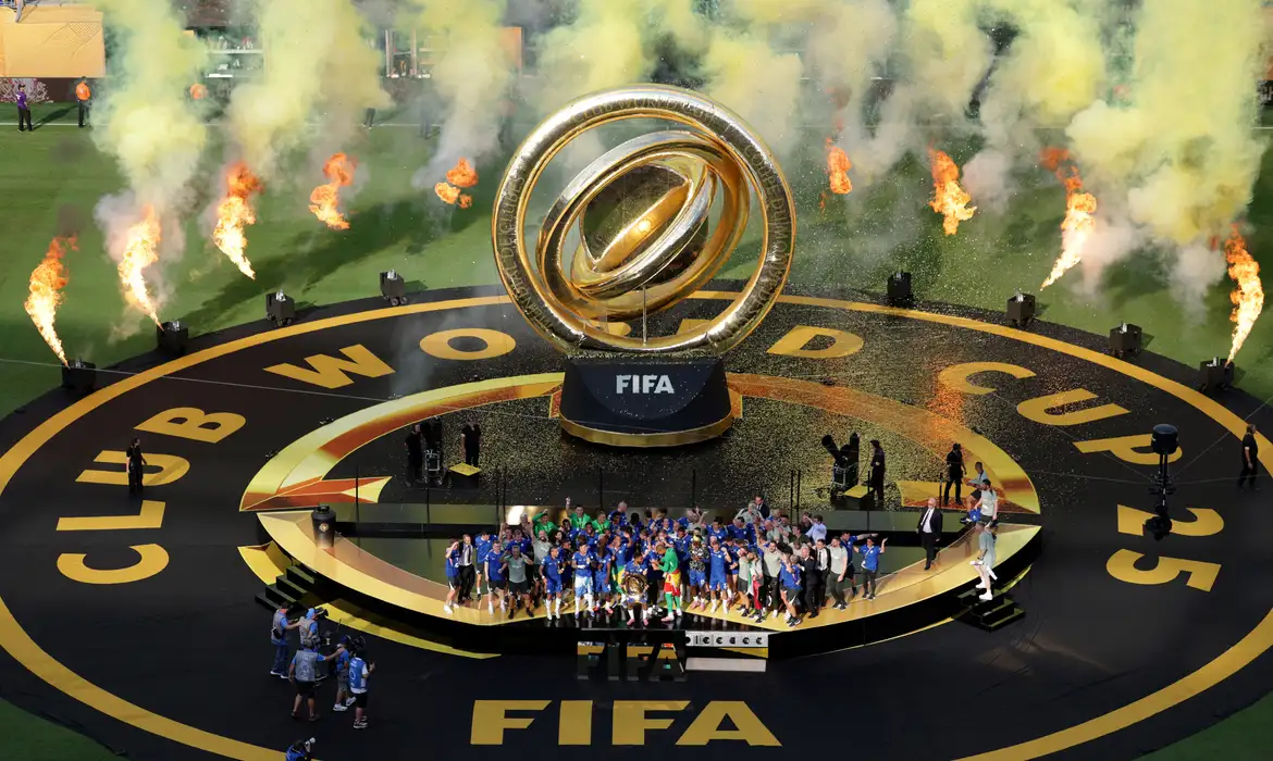 Bolsonaro com tornozeleira eletrônica