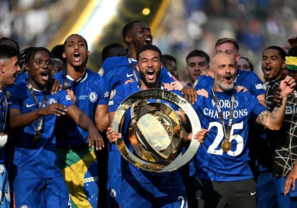 Jogadores do Chelsea celebrando o título da Copa do Mundo de Clubes FIFA 2025.