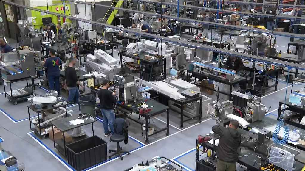 Gráfico de barras mostrando aumento de tarifas comerciais entre Brasil e EUA.